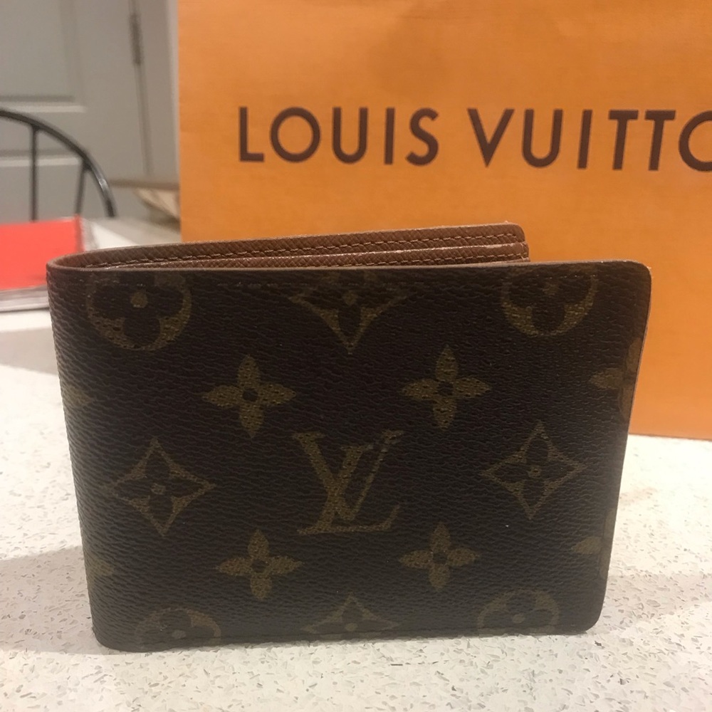 Louis Vuitton Men’s “Multiple Wallet” leather Monogram print